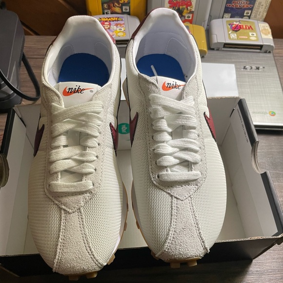 NWT Nike Summit White and Team Red Sneakers - Picture 4 of 10